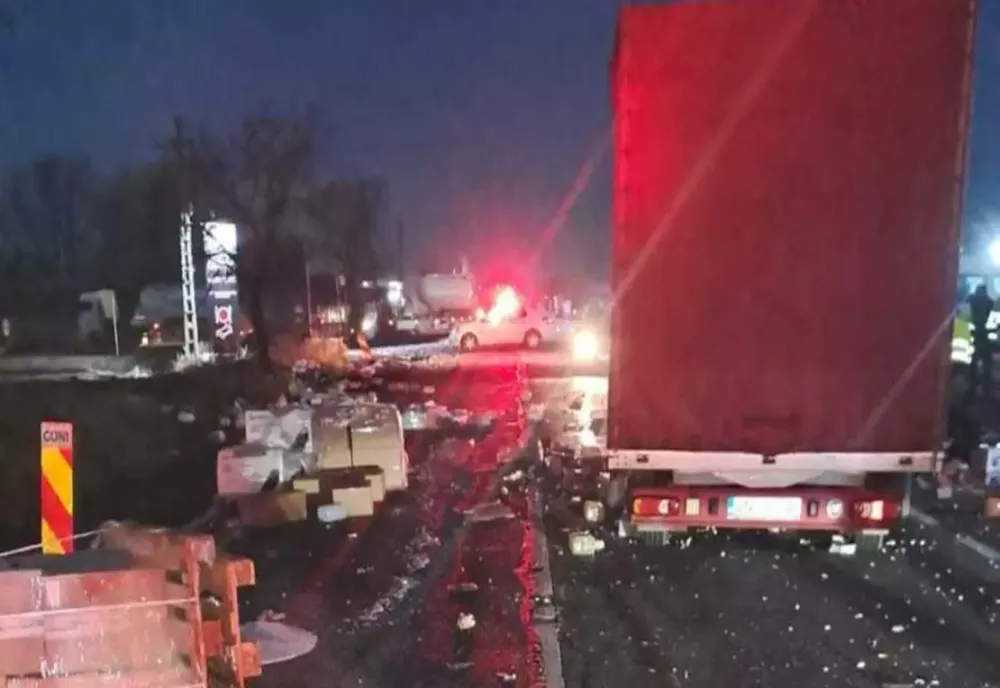ACCIDENT GRAV PE DN1B, ÎN JUDEȚUL BUZĂU. UN TIR S-A RĂSTURNAT ȘI A INTRAT ÎNTR-UN RESTAURANT