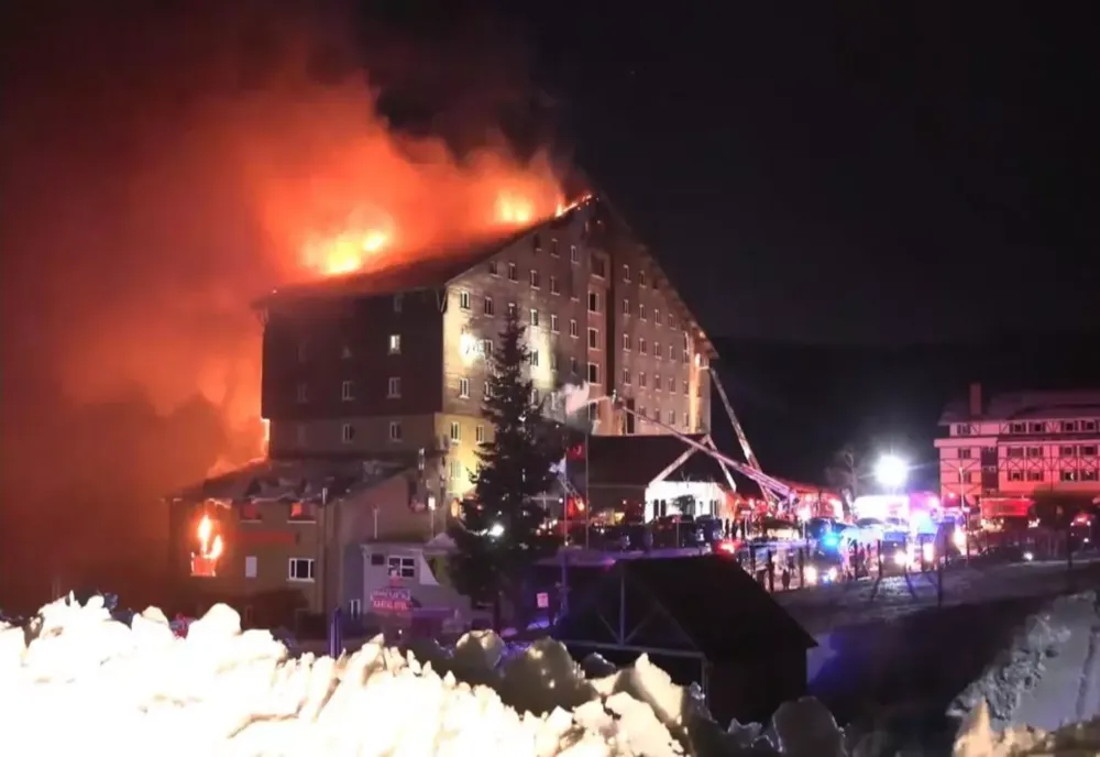 NOUĂ PERSOANE, INCLUSIV PROPRIETARUL HOTELUI, REȚINUTE ÎN URMA INCENDIULUI DE LA HOTELUL DIN TURCIA