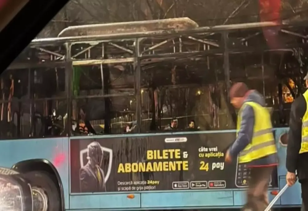 UN AUTOBUZ A LUAT FOC ÎN CAPITALĂ: INTERIORUL S-A FĂCUT SCRUM!