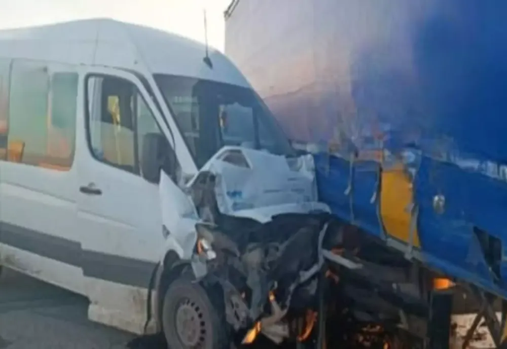 IMPACT DEVASTATOR ÎNTRE UN MICROBUZ ȘI UN CAMION. TREI OAMENI AU MURIT