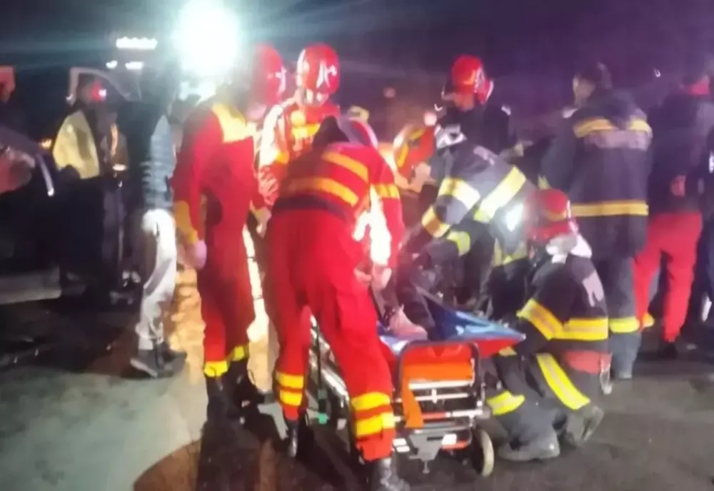 CINCI PERSOANE RĂNITE ÎNTR-UN ACCIDENT GRAV PE DN2, ÎN SUCEAVA. MICROBUZ ȘI CAMION, IMPACT FRONTAL