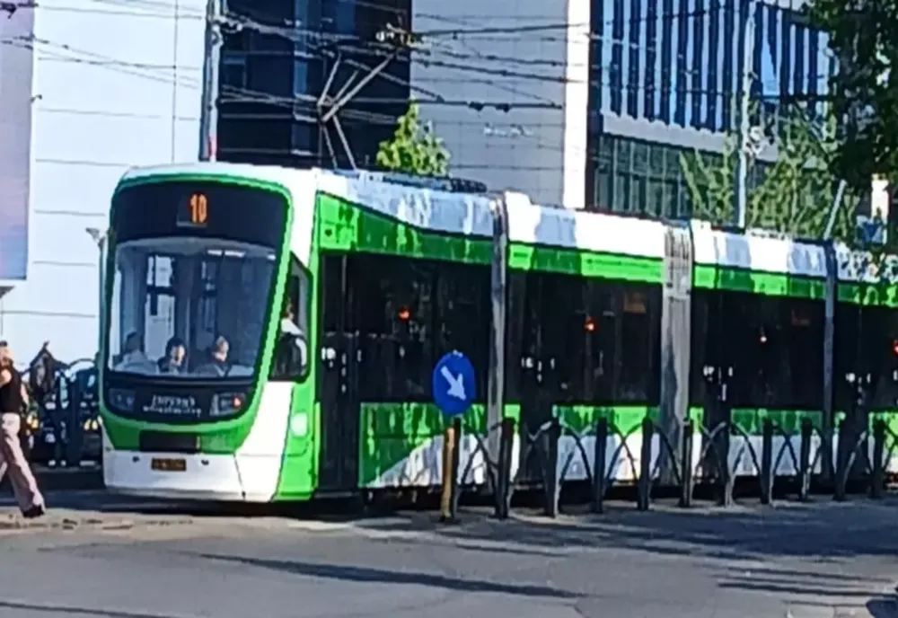 BLOCAJ TOTAL LA AFI COTROCENI, DUPĂ UN SCURTCIRCUIT PRODUS LA UN TRAMVAI - FOTO