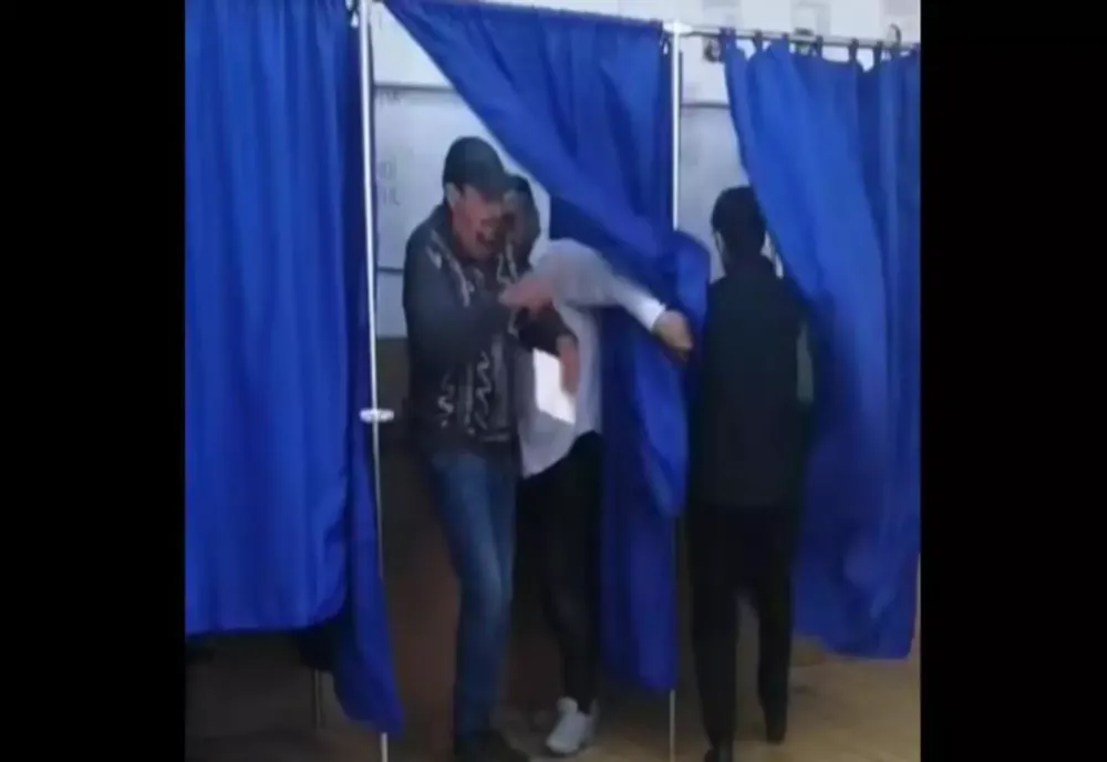 SCANDAL LA O SECȚIE DE VOT DIN OLT: VICEPRIMAR PSD ACUZAT CĂ A INTRAT ÎN CABINA DE VOT ALĂTURI DE ALEGĂTORI - VIDEO