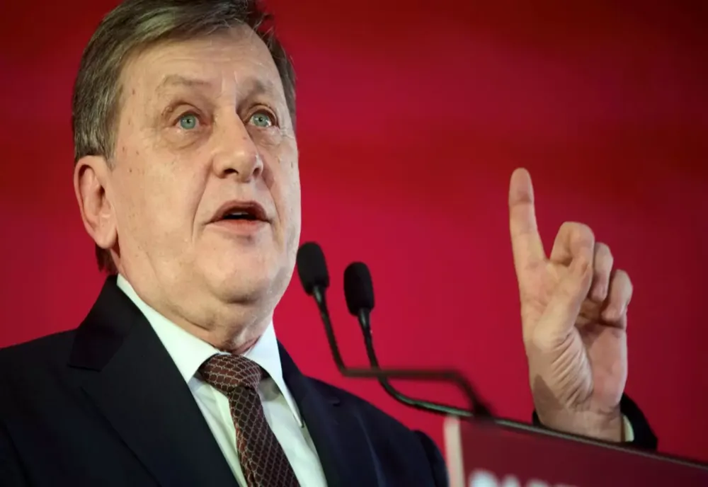Crin Antonescu: „Nicușor, ca șoferul care îți spune: frâna nu mai merge, volanul mi s-a blocat, stați liniștit, trecem și peste asta”