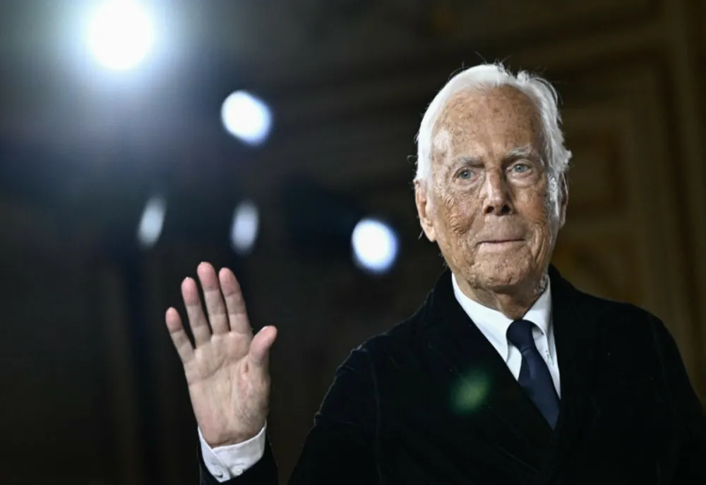 MII DE ADMIRATORI ȘI-AU LUAT RĂMAS BUN DE LA LEGENDARUL CREATOR DE MODĂ GIORGIO ARMANI