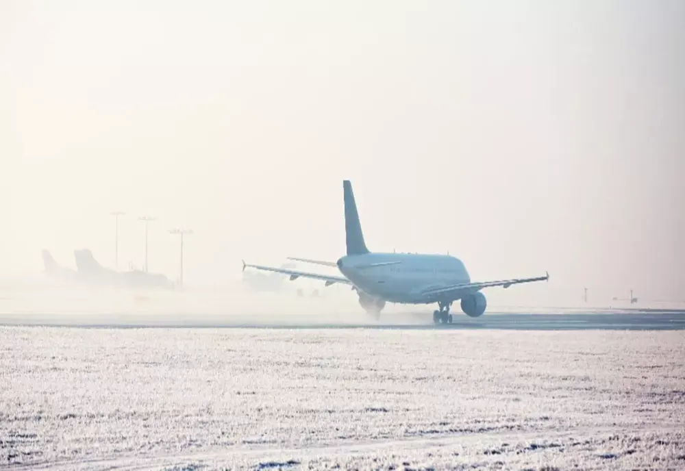 Trafic aerian în condiții de iarnă pe aeroporturile din București