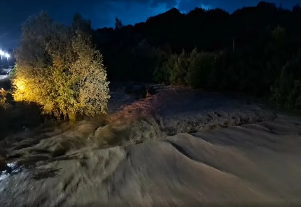 Intervenție de urgență la barajul Măneciu după ploile torențiale și codul portocaliu hidrologic