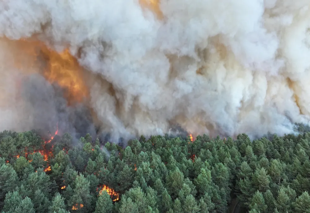 Incendiu violent la 50 km de Paris. Avioane bombardiere cu apă, mobilizate în premieră