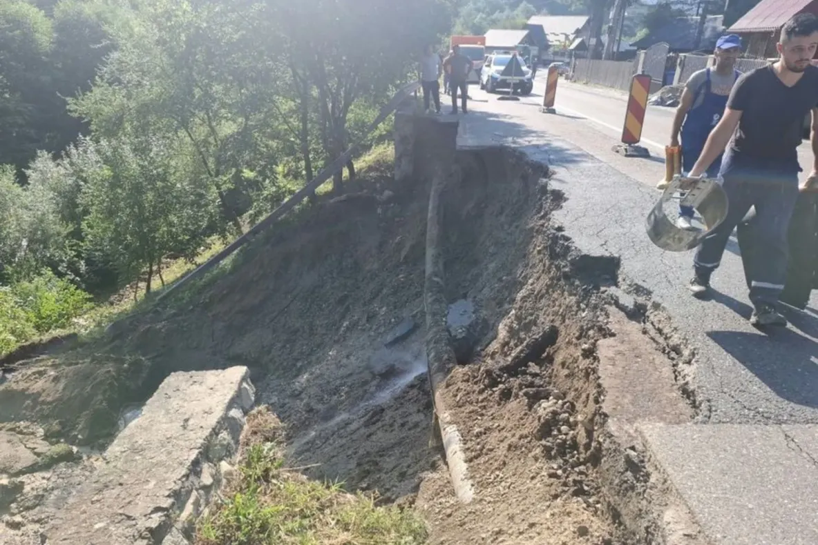 Mare atenție, șoferi! O porțiune din DN 10 Buzău–Brașov s-a prăbușit la Lunca Priporului. Circulația este restricționată