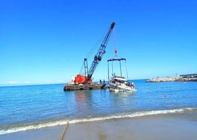Iahtul unui român a eșuat pe o plajă din Italia. Autoritățile au evitat un dezastru ecologic