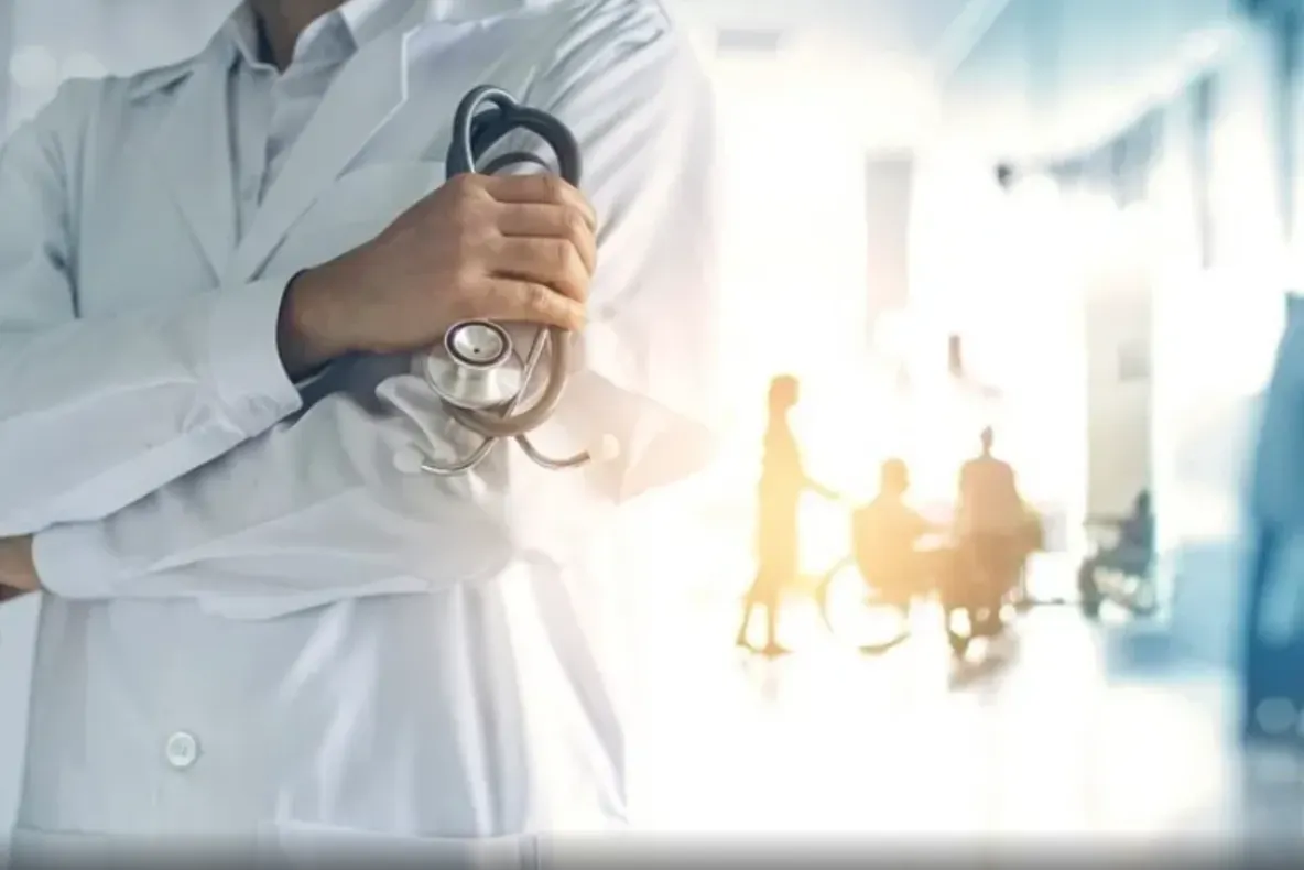 Examenul de medic specialist 2026 vine cu reguli noi. Peste 3.900 de candidați vor primi aceleași subiecte în toată țara