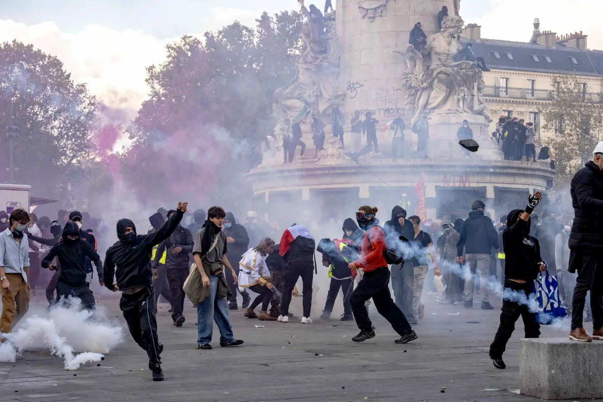 Proteste în Franța: 1.200 de arestări și incendii la Limoges, Marsilia și Lyon