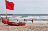 Steagul roșu, arborat din nou pe litoral. Salvamarii au cerut ajutorul polițiștilor pentru a scoate turiștii din apă