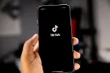 Tinerii își cumpără aparate dentare false văzute pe Tik Tok. Ce riscuri ascund accesoriile din online