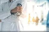 Examenul de medic specialist 2026 vine cu reguli noi. Peste 3.900 de candidați vor primi aceleași subiecte în toată țara