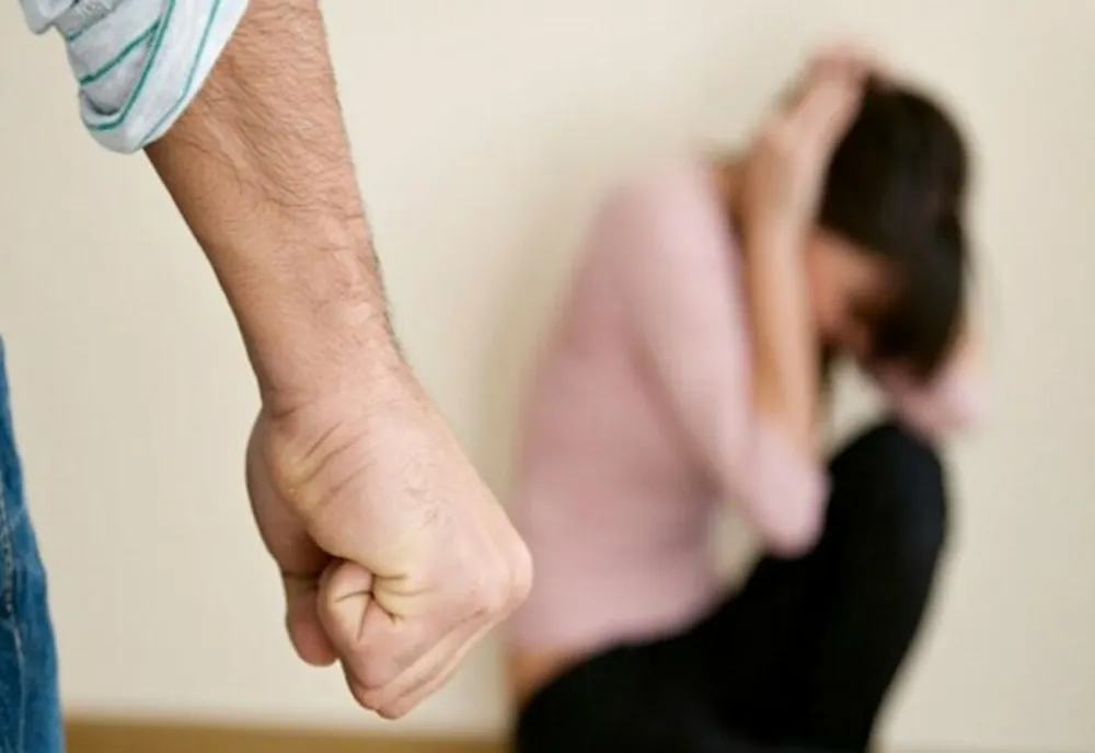 Un bărbat a fost arestat după ce timp de patru ani și-a violat fiica vitregă. Abuzurile sexuale au început când fata avea doar 9 ani