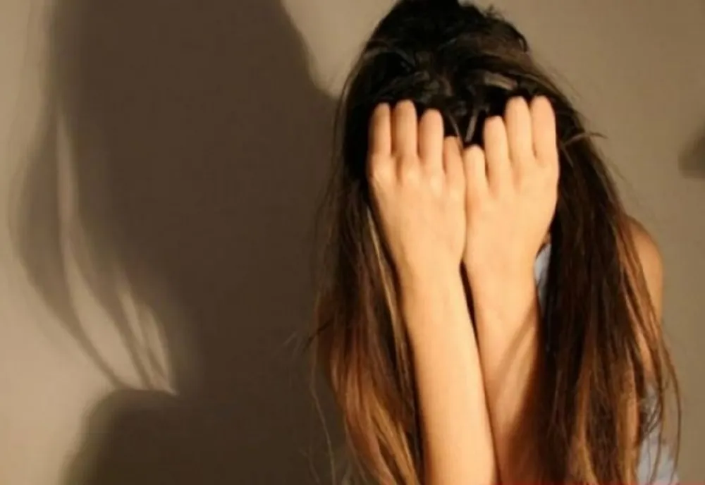 Percheziții la Vaslui. O minoră obliga o altă minoră de 13 ani să se prostitueze, după ce o droga cu cocaină și cannabis