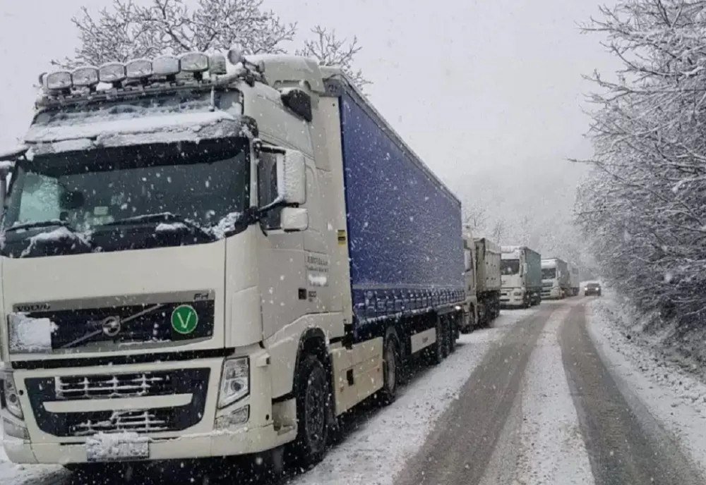 Șoferii de TIR nu vor mai fi amendați dacă le expiră rovinieta în cazul timpilor mari de așteptare la vamă