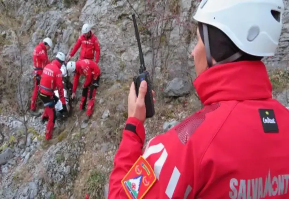 Intervenţie a salvamontiştilor pentru recuperarea unor turişti rătăciţi în Munţii Retezat. O tânără a căzut într-o râpă