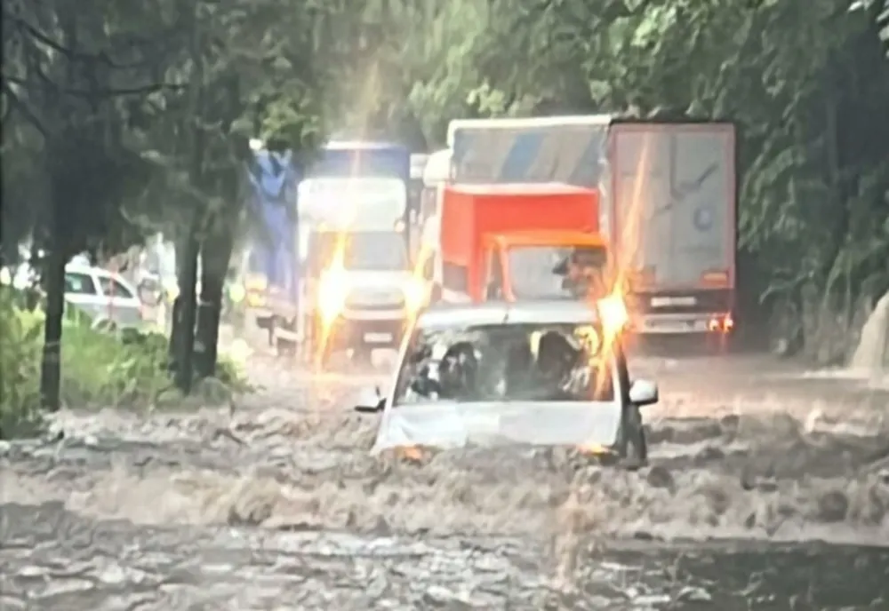 Pericol de inundații în mai multe județe din țară. Au fost emise avertizări cod galben de viituri