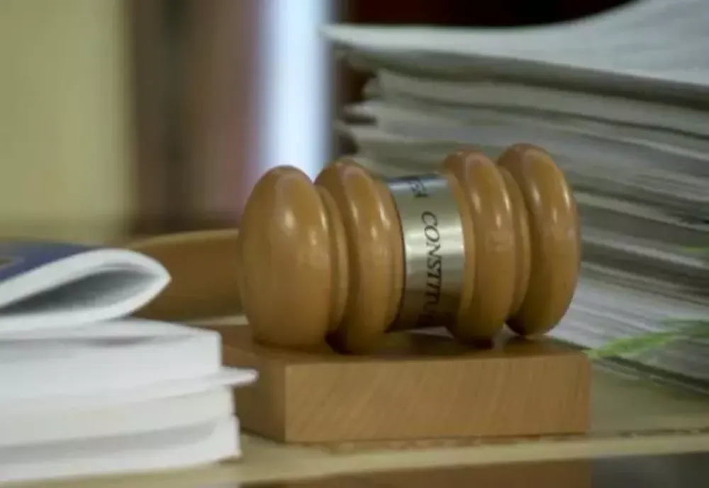 INSTIGARE LA VIOLENȚĂ: BĂRBAT CARE A CERUT „EXECUTAREA LA ZID” A JUDECĂTORILOR CCR, PUS SUB CONTROL JUDICIAR