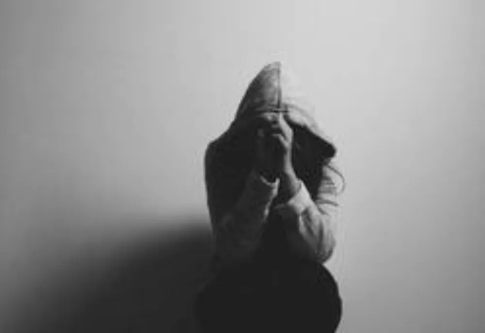 Doi tineri au șantajat o minoră de 13 ani din Olt să facă materiale pornografice