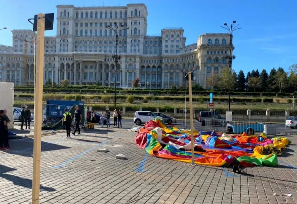 Un tobogan gonflabil s-a răsturnat în Piața Constituției din București - 12 copii se aflau în interior și au fost răniți