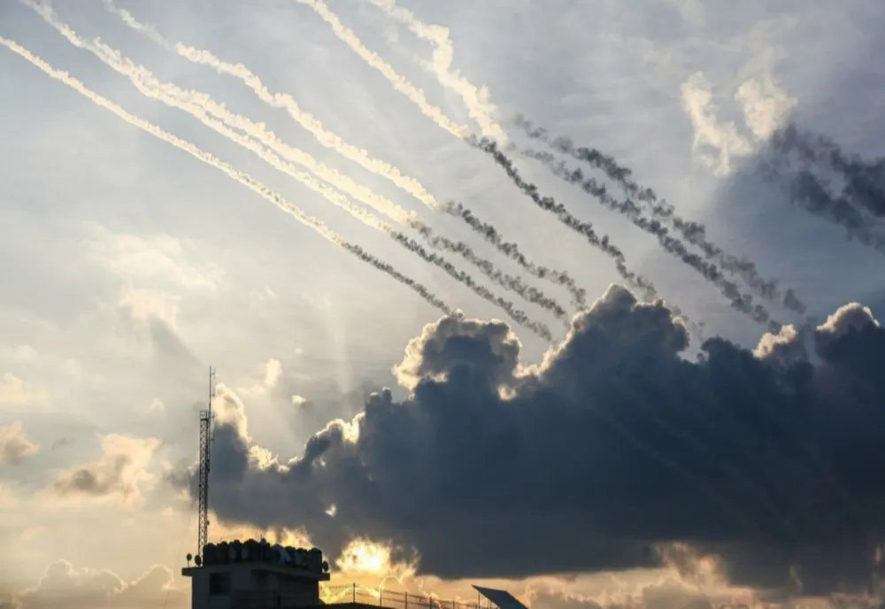 HEZBOLLAH A LANSAT O RACHETĂ BALISTICĂ ASUPRA ORAȘULUI TEL AVIV, VIZÂND SEDIUL MOSSAD
