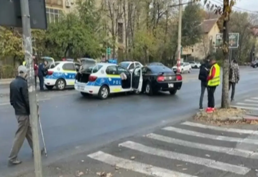 Mașină de poliție, implicată într-un accident grav, în București