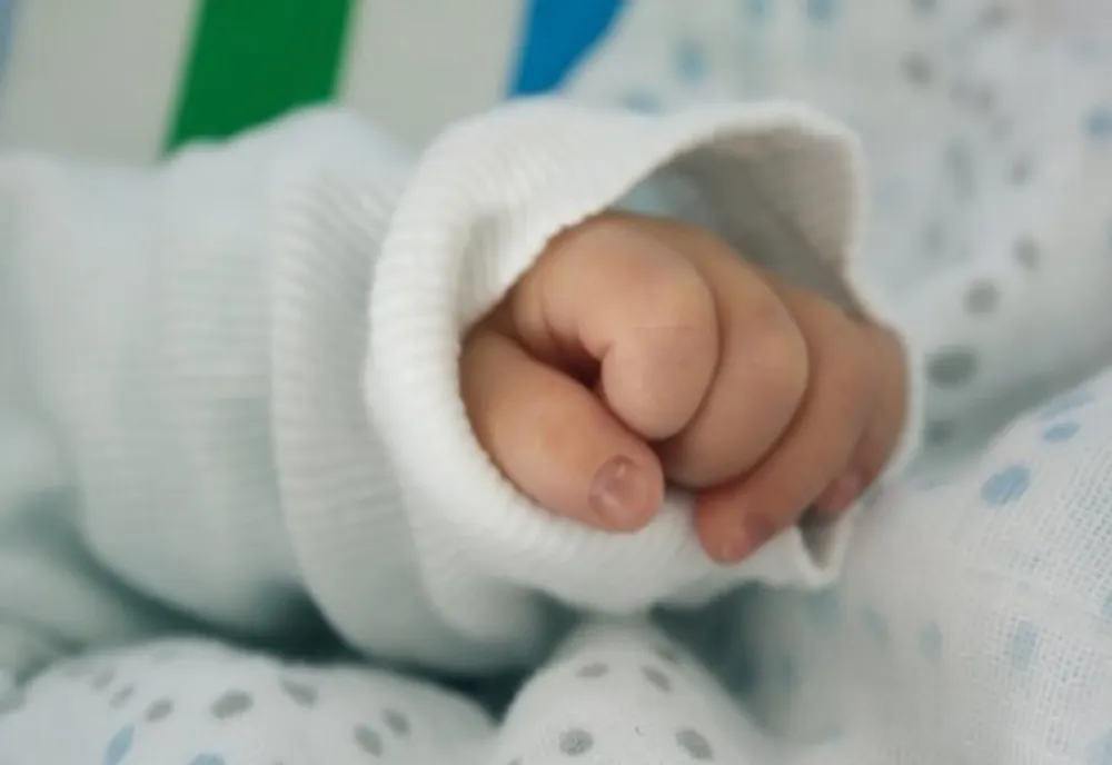 Satu Mare: Părinţi arestaţi după ce şi-au agresat copilul de doi ani 