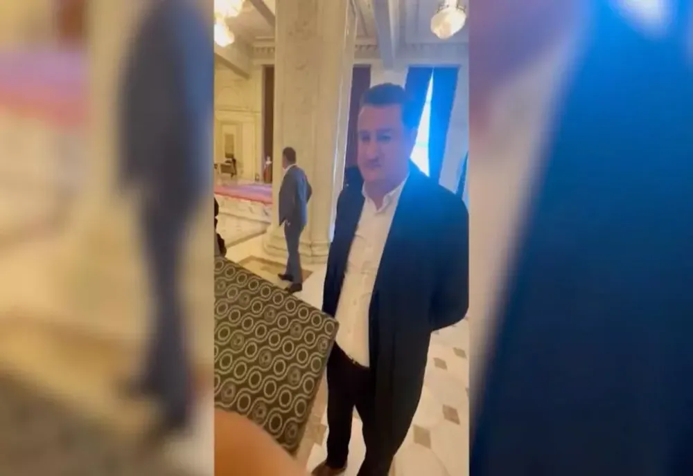 Angajatul unei instituții de stat, prins de George Simion cu cadouri în Parlament