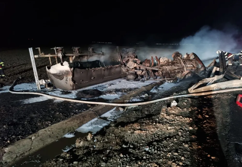 Incendiu violent la o cisternă răsturnată care transporta 40 de tone de motorină, în județul Brăila: șoferul a murit carbonizat