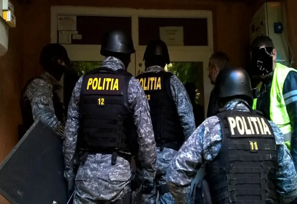 Percheziții la suspecți de însuşire nelegală a unor imobile