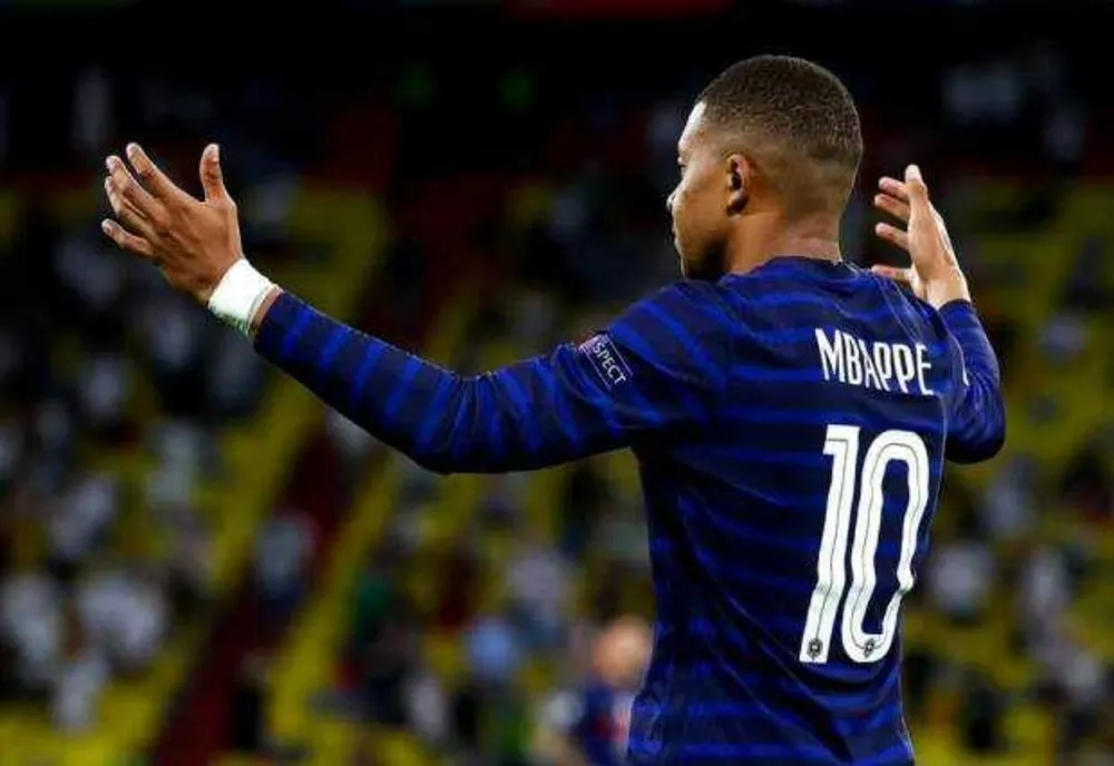FOTBAL: KYLIAN MBAPPE A CUCERIT TROFEUL GHEATA DE AUR, PENTRU PRIMA OARĂ ÎN CARIERĂ