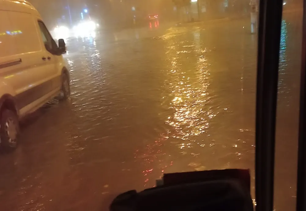 INUNDAȚIE MAJORĂ ÎN BUCUREȘTI, LÂNGĂ STAȚIA DE METROU TITAN