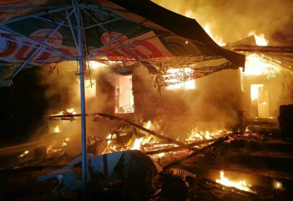 TRAGEDIE ÎN JUDEȚUL NEAMȚ: O BĂTRÂNĂ A MURIT ARSĂ DE VIE ÎN PROPRIA CASĂ, SUB PRIVIRILE NEPUTINCIOASE ALE VECINILOR
