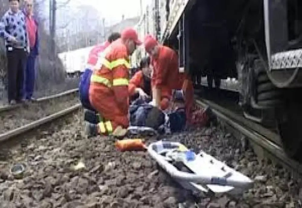 ADOLESCENT DE 17 ANI, ELECTROCUTAT DUPĂ CE S-A URCAT PE UN VAGON ÎN GARA TÂRGU-NEAMȚ