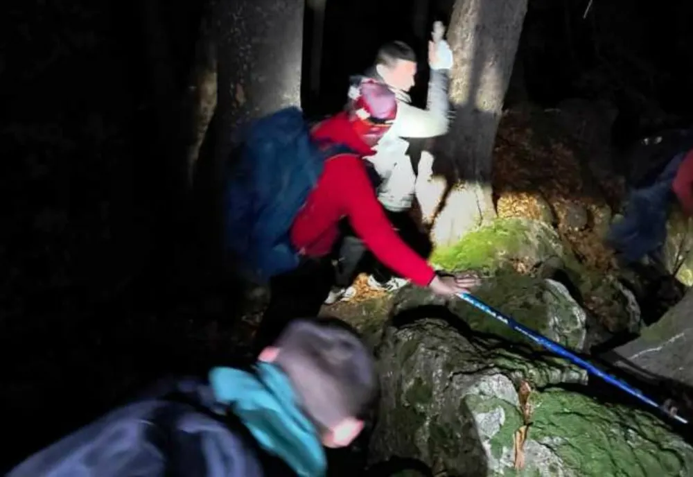 MARAMUREȘ: PATRU UCRAINENI RECUPERAȚI DE PE MUNTE; UNUL A FOST SPITALIZAT