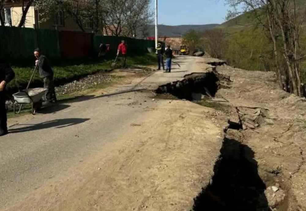 ZECI DE CASE IZOLATE ÎN URMA UNEI ALUNECĂRI DE TEREN, LA LUNCA