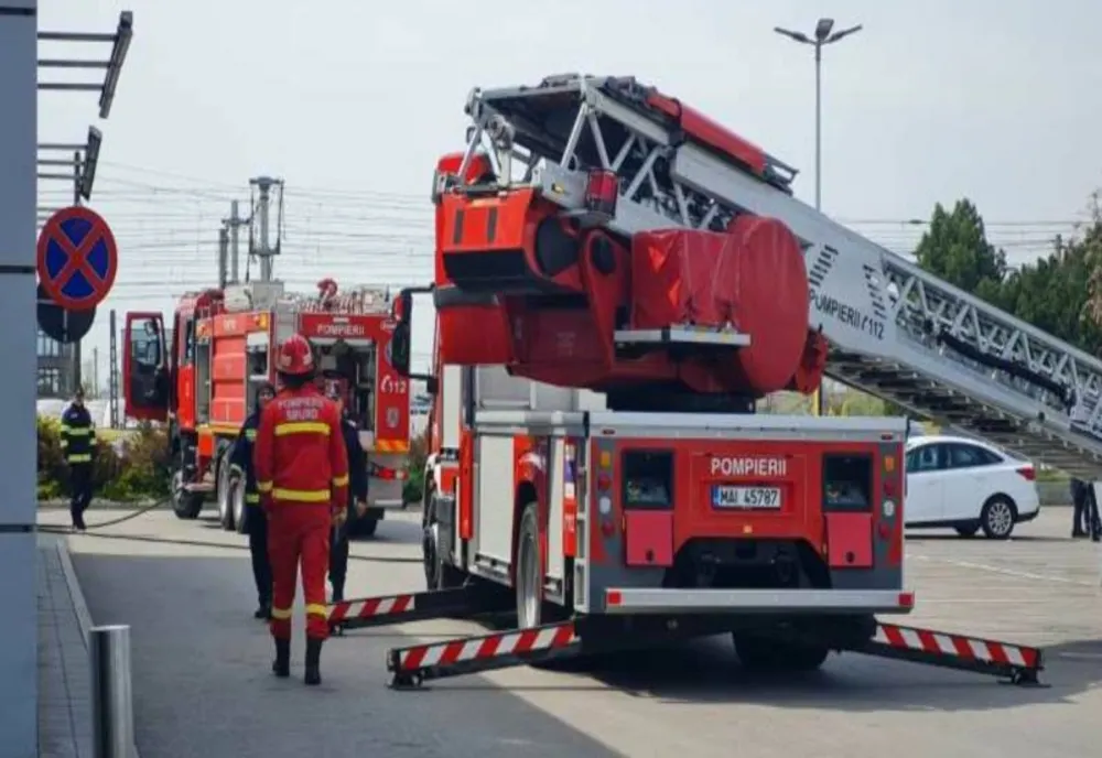 APROXIMATIV 100 DE PERSOANE EVACUATE ÎN URMA UNUI INCENDIU LA UN SUPERMARKET DIN PLOIEȘTI