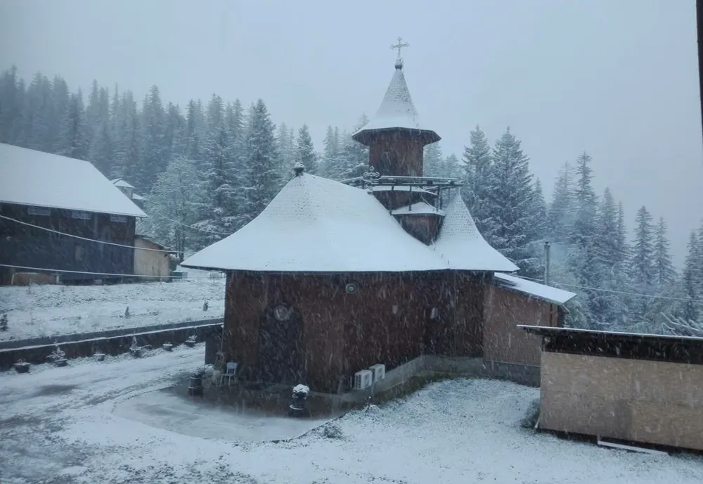 NEAMȚ: STAȚIUNEA DURĂU, ACOPERITĂ DE ZĂPADĂ