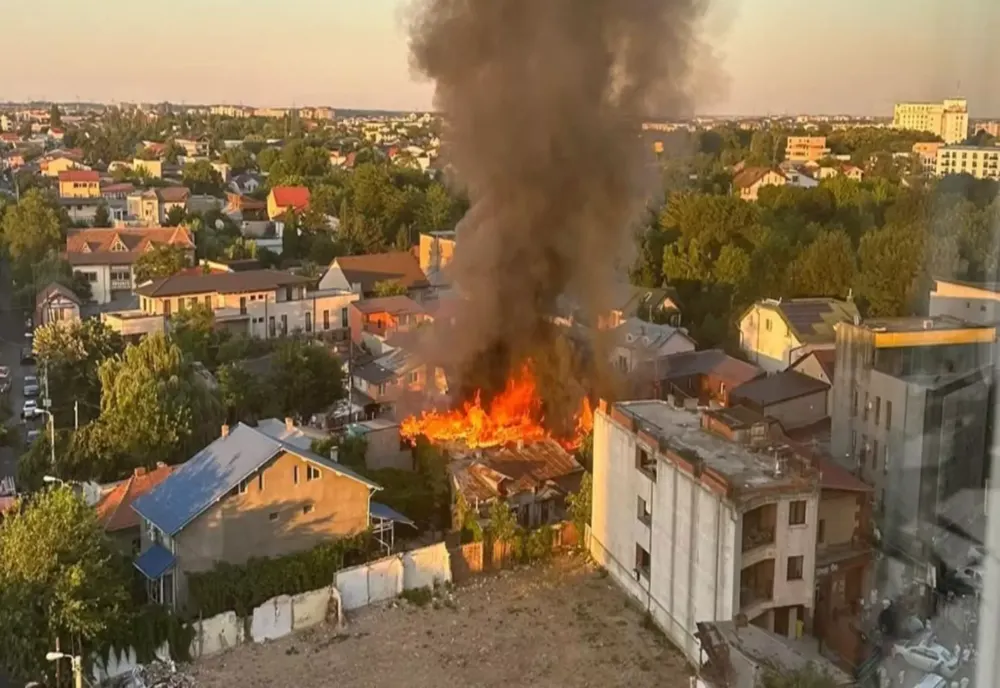 INCENDIU PUTERNIC ÎN SECTORUL 2 AL CAPITALEI: FLĂCĂRI ȘI FUM DENS LA MAI MULTE CASE DE PE STRADA SULFULUI