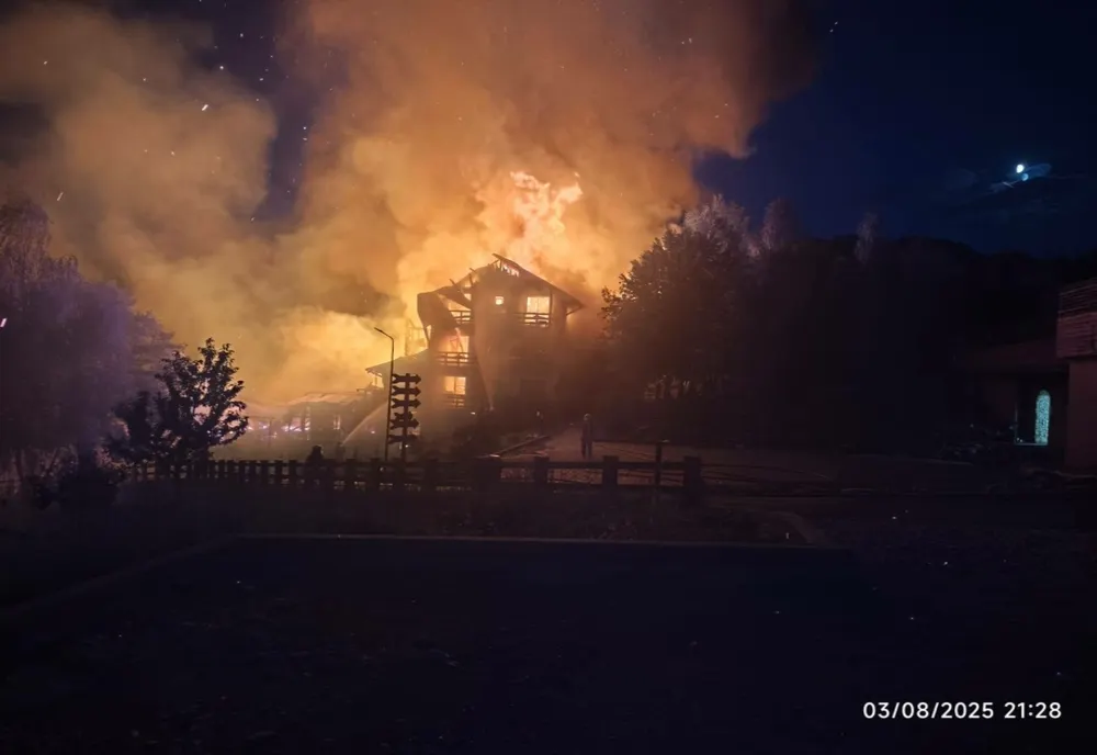 INCENDIU DEVASTATOR LA O UNITATEA TURISTICĂ DIN RÂȘNOV 