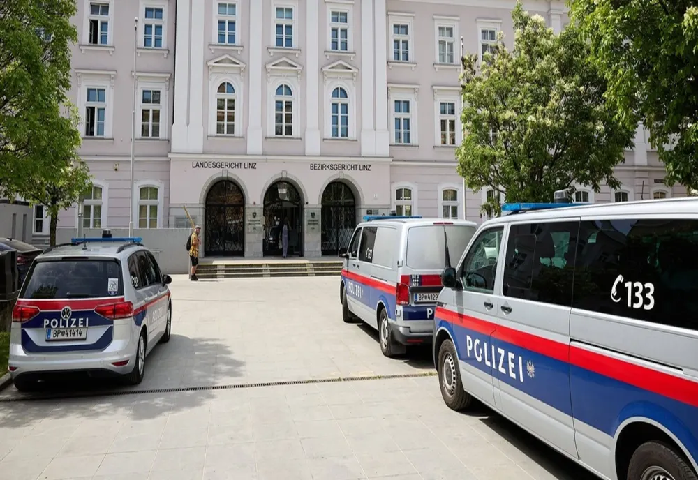 Teroare într-un oraș din Austria: focuri de armă pe stradă, trei oameni au murit