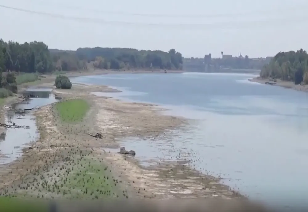 Mobilizare masivă pe Dunăre, pentru salvarea producției la Cernavodă. Armata va detona o stâncă și va devia apa fluviului - IMAGINI AERIENE