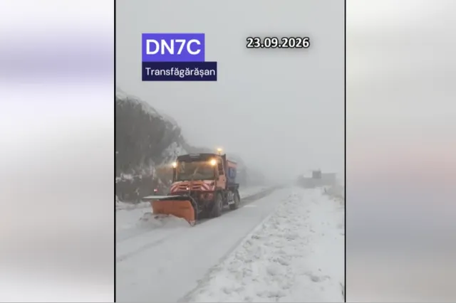 Ninge abundent pe Transfăgărășan. Drumarii intervin cu utilaje de deszăpezire, iar șoferii sunt avertizați