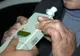 Mai iese pozitiv alcooltestul dacă mesteci gumă? Cunoscutul mit urban, supus experimentului. VIDEO