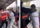 Bătaie ca în ringul de box într-o stație de autobuz din Sighet! Doi tineri și-au împărțit pumni și picioare după ce au ieșit de la școală