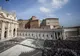 SICRIUL CU TRUPUL NEÎNSUFLEȚIT AL PAPEI FRANCISC A FOST MUTAT ÎN BAZILICA SFÂNTUL PETRU 